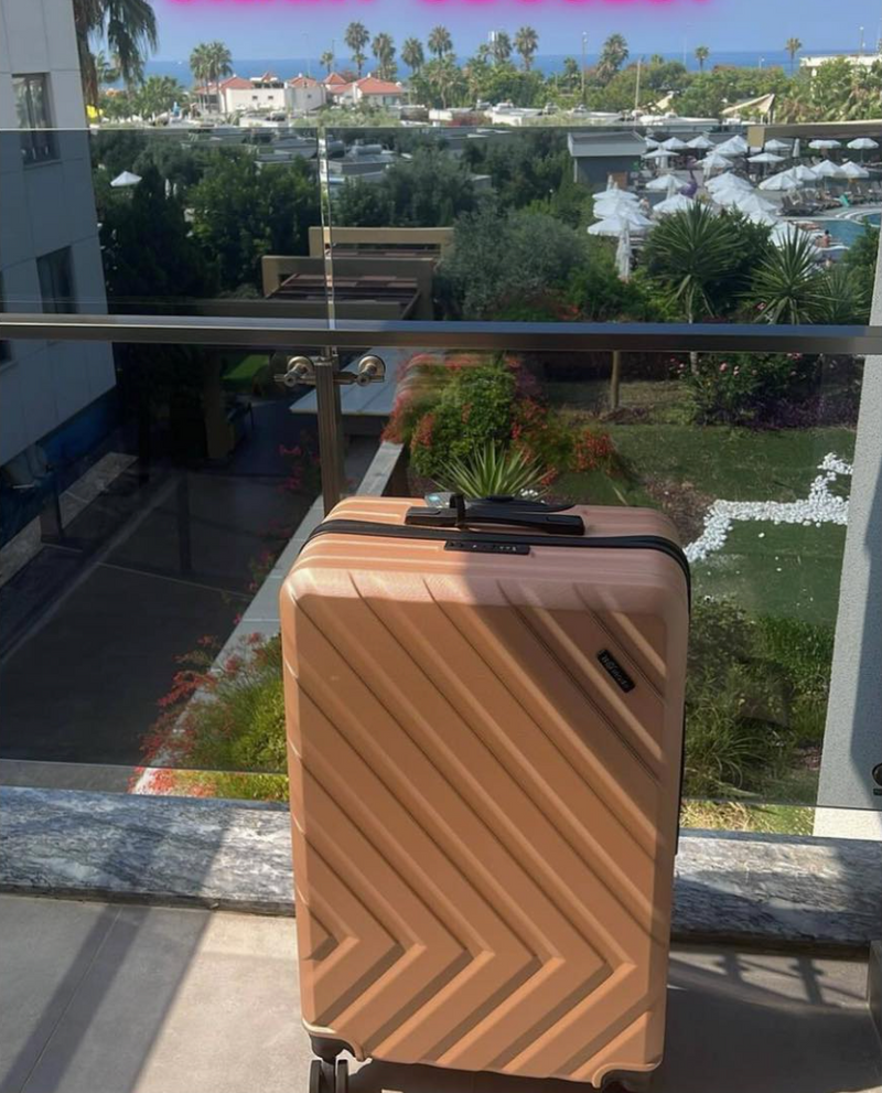 Billede af Nomado Horizons kuffert på en balkon med smuk havudsigt